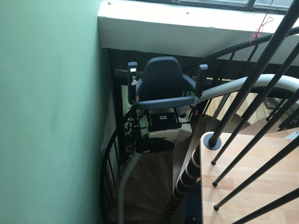 Installation d’un siège monte-escaliers électrique en colimaçon avec des marches très étroites à PONTOISE 95 Val d’Oise