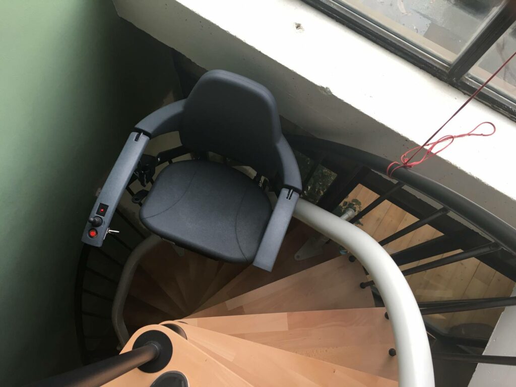 Installation d’un siège monte-escaliers électrique en colimaçon avec des marches très étroites à PONTOISE 95 Val d’Oise