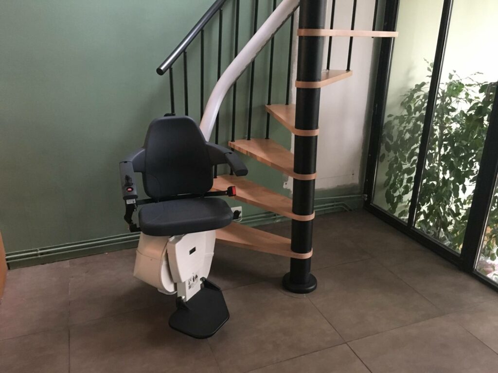 Installation d’un siège monte-escaliers électrique en colimaçon avec des marches très étroites à PONTOISE 95 Val d’Oise