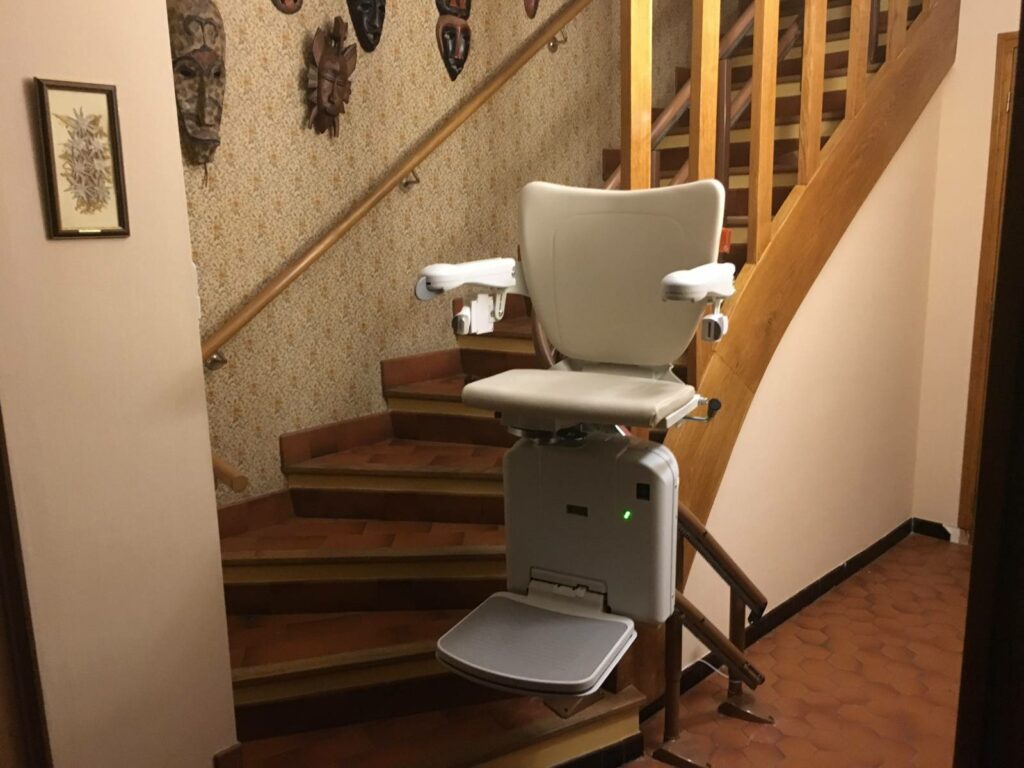 Pose d'un monte-escalier électrique double rails sur un escalier en quart tournant à MASSY dans le 91