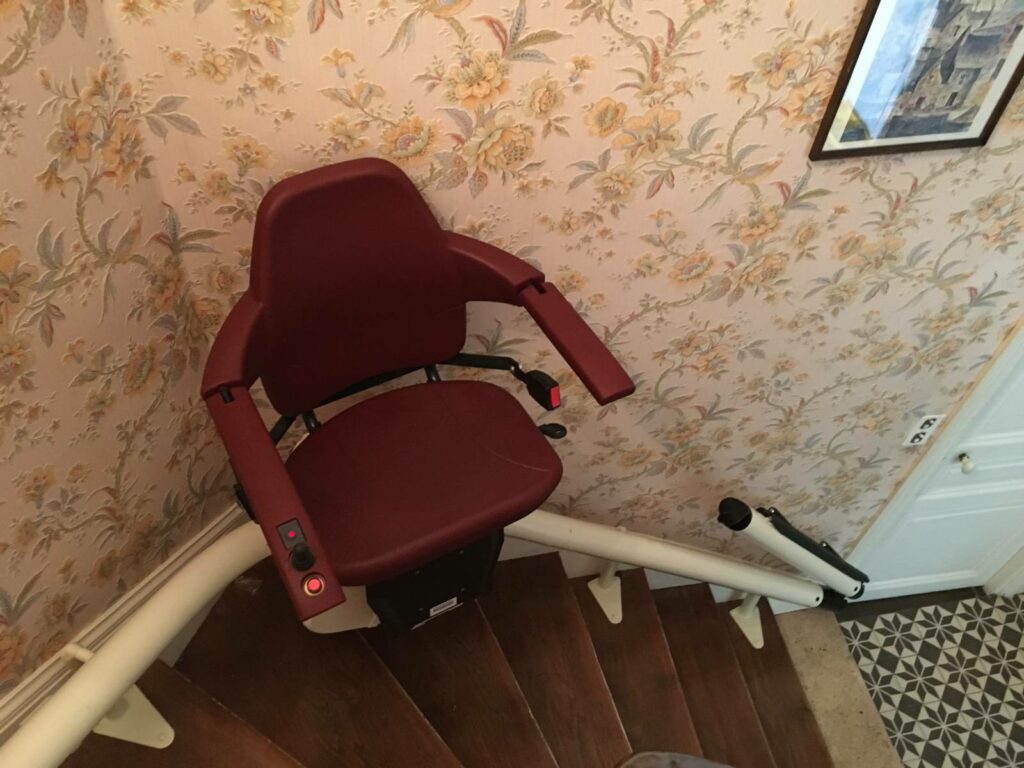 Installation d'un siège monte-escalier électrique avec rail relevable et arrivée en parking à 90° à VINCENNES 94