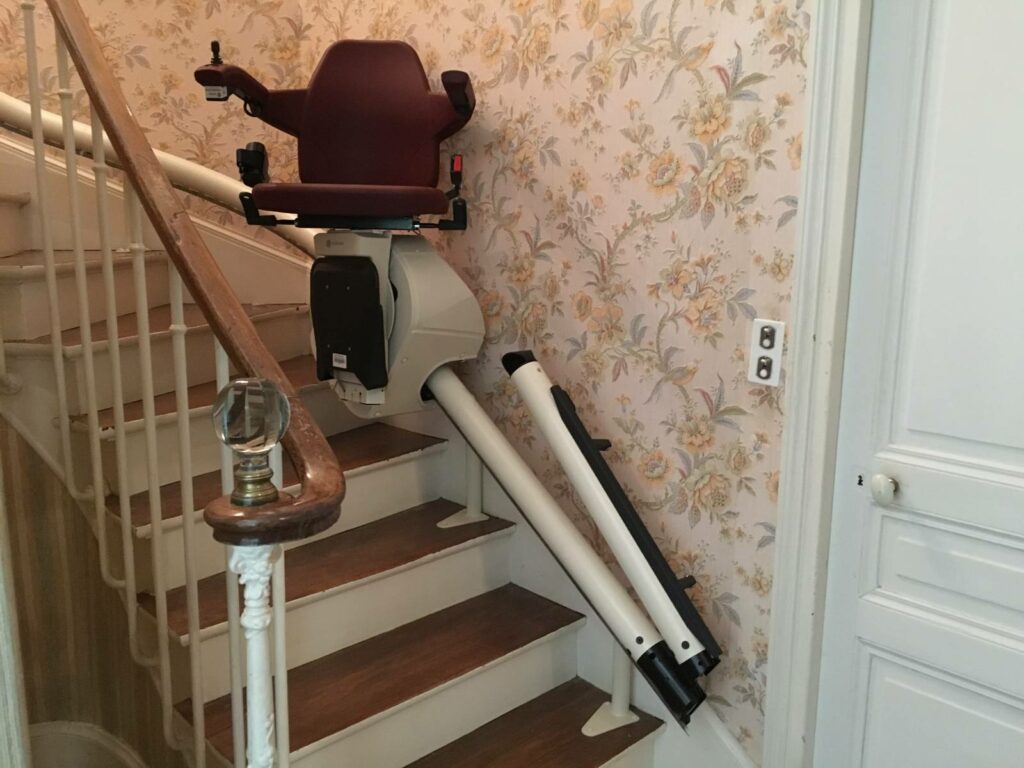 Installation d'un siège monte-escalier électrique avec rail relevable et arrivée en parking à 90° à VINCENNES 94