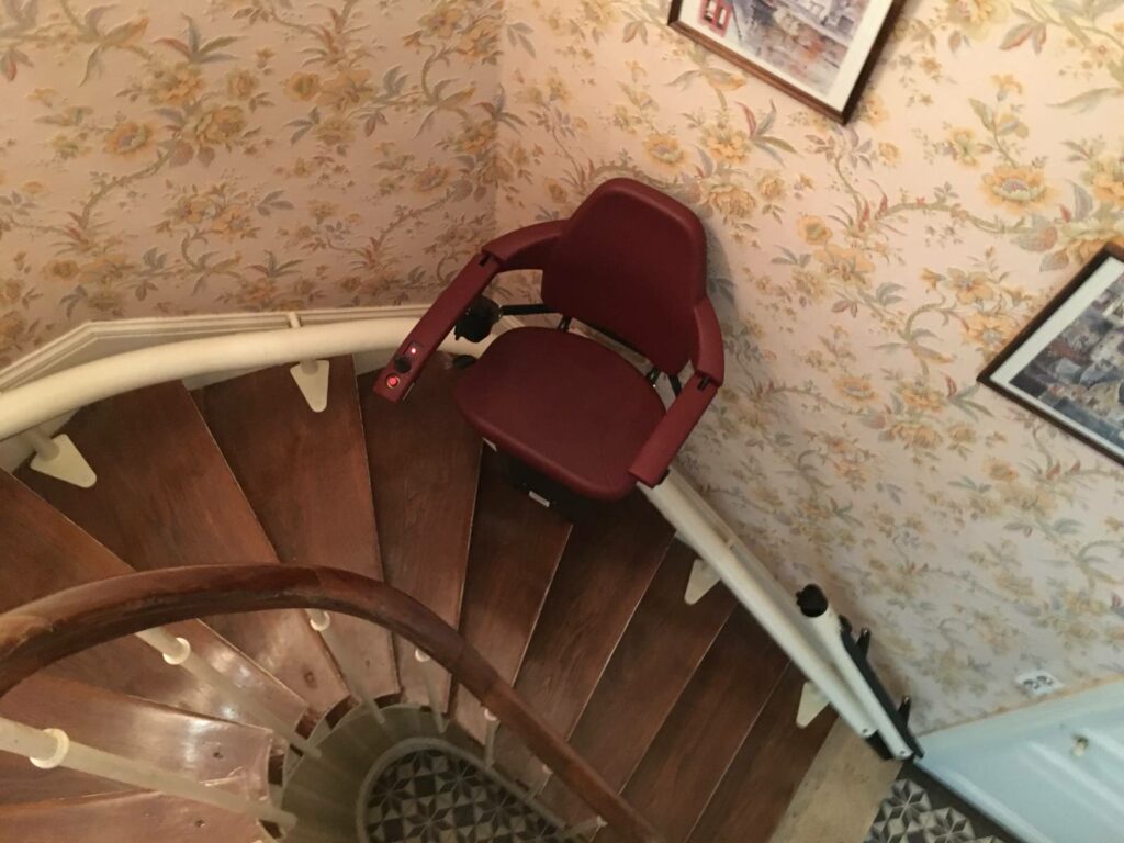 Installation d'un siège monte-escalier électrique avec rail relevable et arrivée en parking à 90° à VINCENNES 94