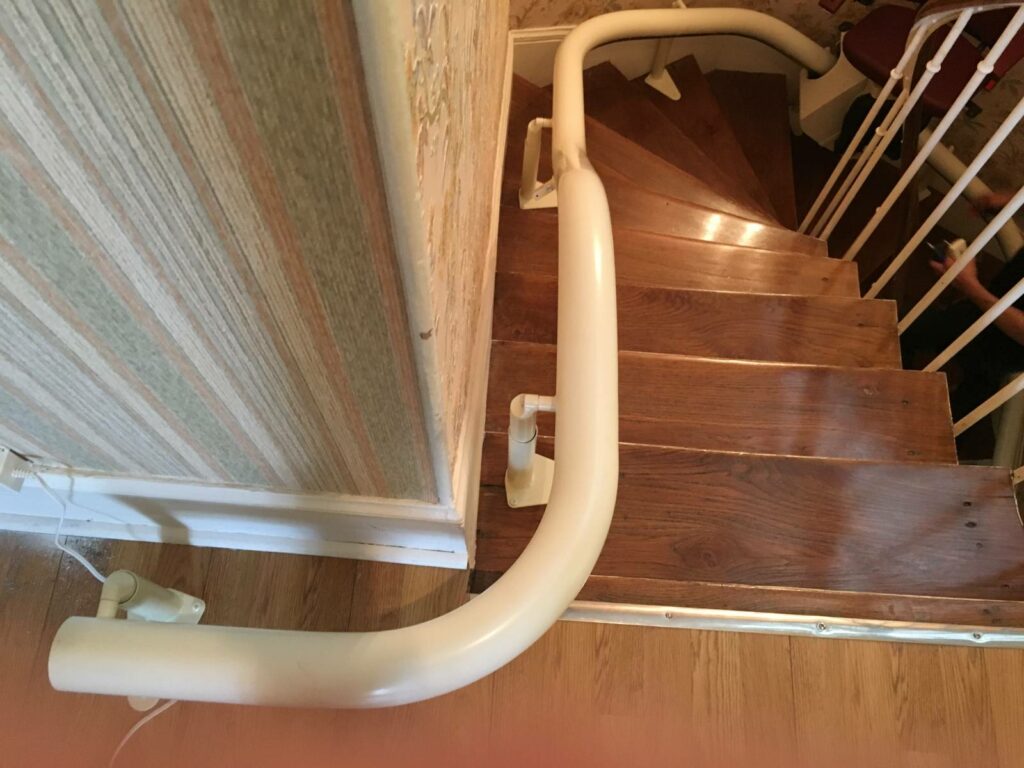 Installation d'un siège monte-escalier électrique avec rail relevable et arrivée en parking à 90° à VINCENNES 94