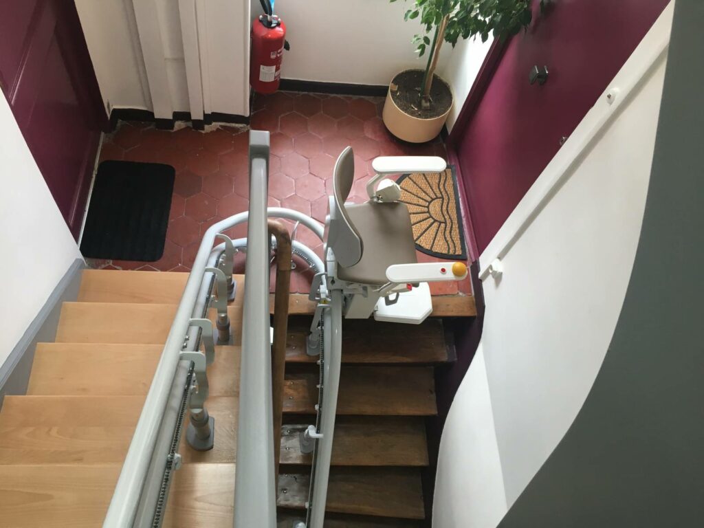 Monte-escalier électrique double rail sur escalier étroit à Paris