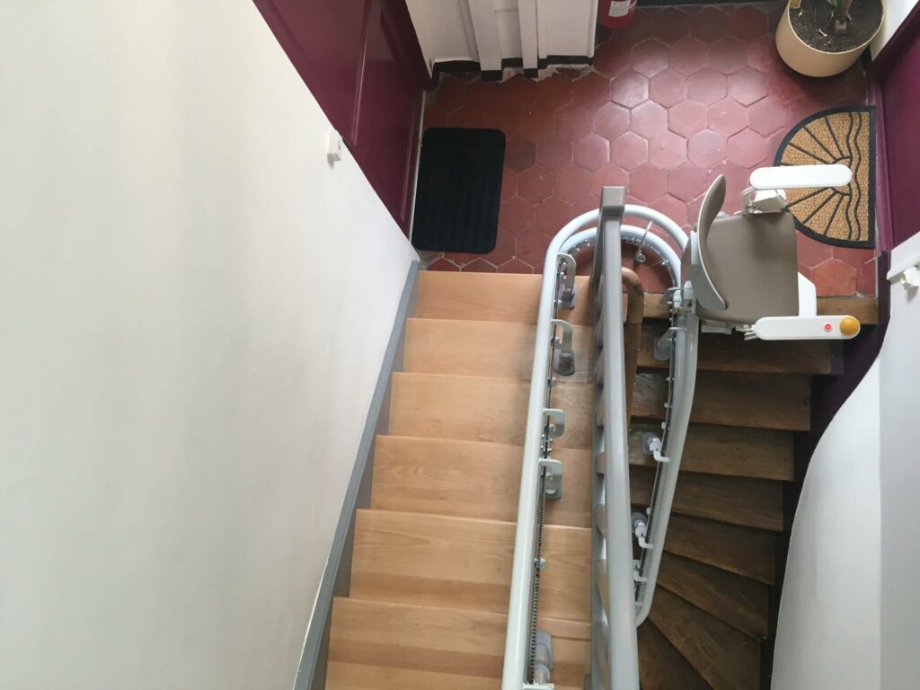 Monte-escalier électrique double rail sur escalier étroit à Paris