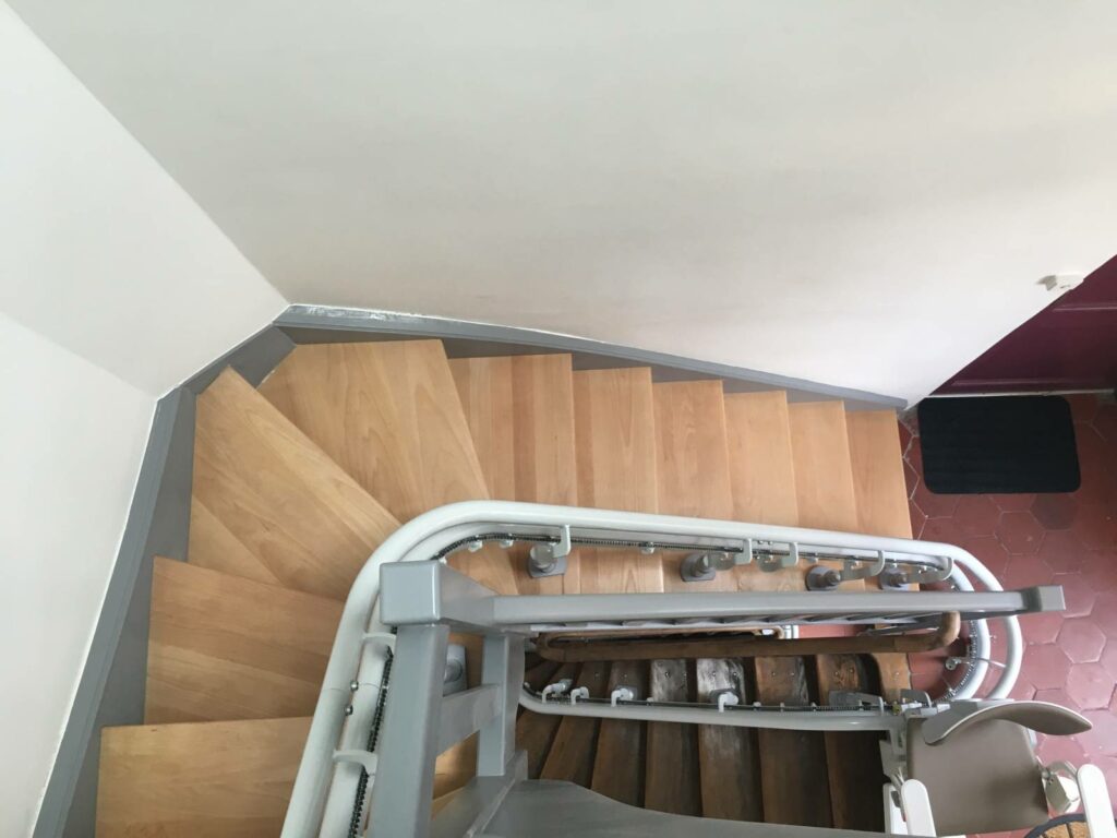 Monte-escalier électrique double rail sur escalier étroit à Paris