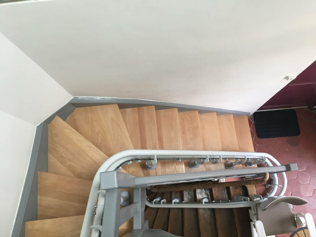 Monte-escalier électrique double rail sur escalier étroit à Paris