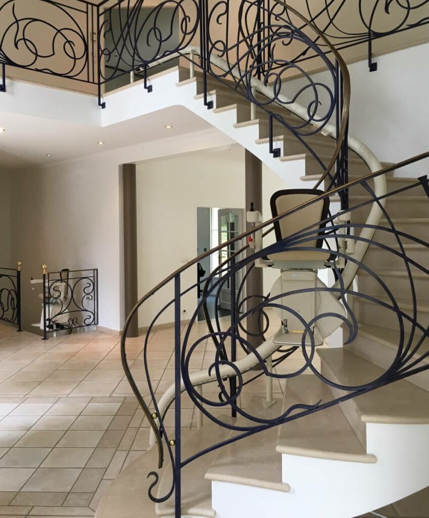 Installation de monte-escalier électrique dans une propriété avec un escalier quart tournant en marbre à VERSAILLES dans les Yvelines