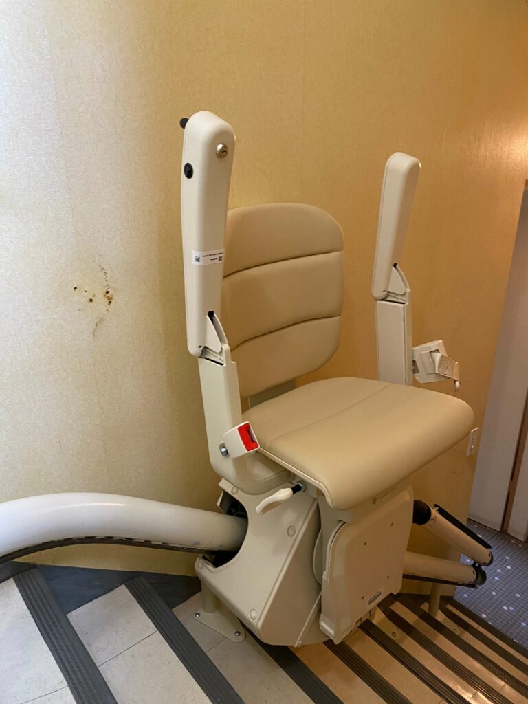 Installation d’une chaise monte escalier à VELIZY département 78.