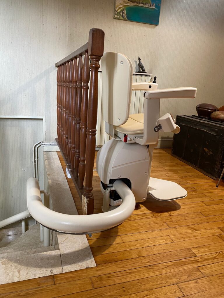 Monte-escalier courbe électrique installé à Chelles dans le 77