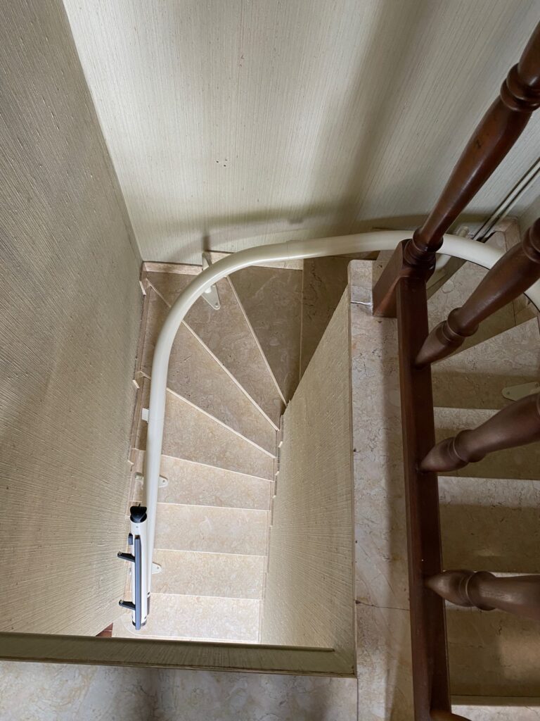 Rail d'un monte-escalier électrique installé à Chelles dans le 77