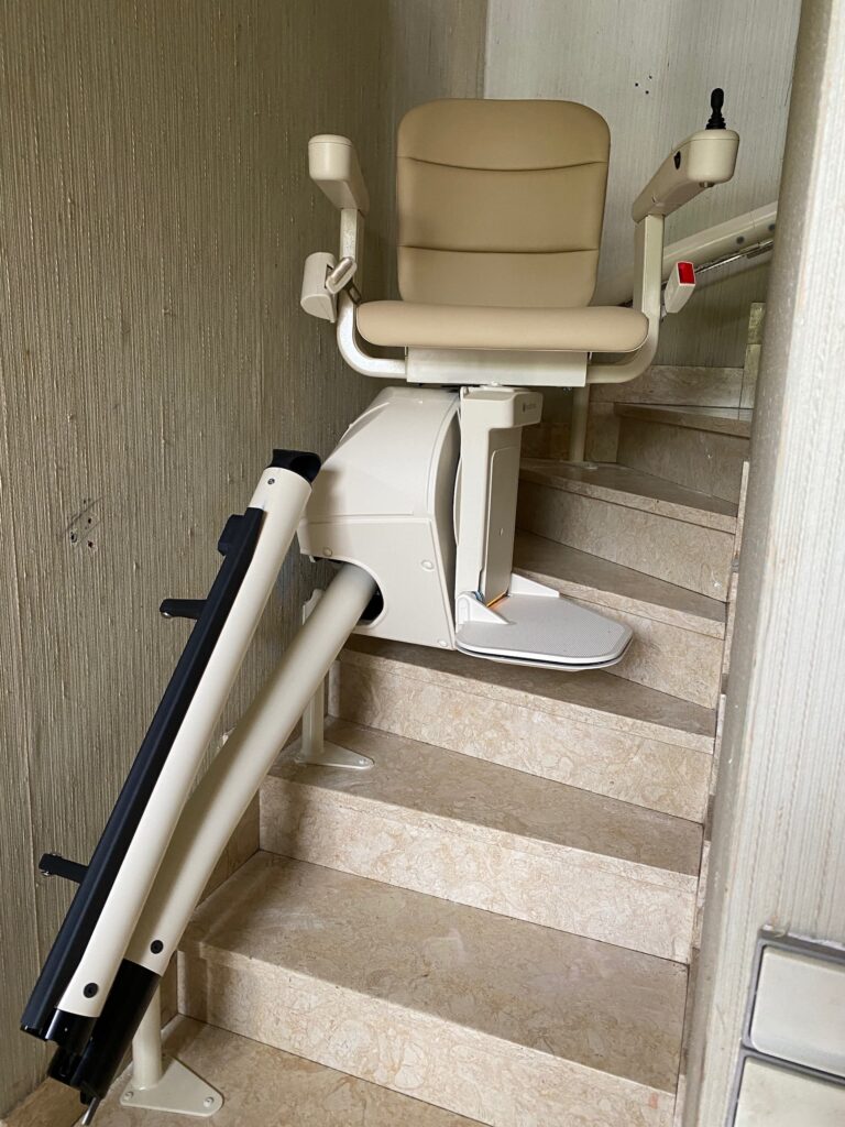 Monte-escalier courbe électrique installé à Chelles dans le 77