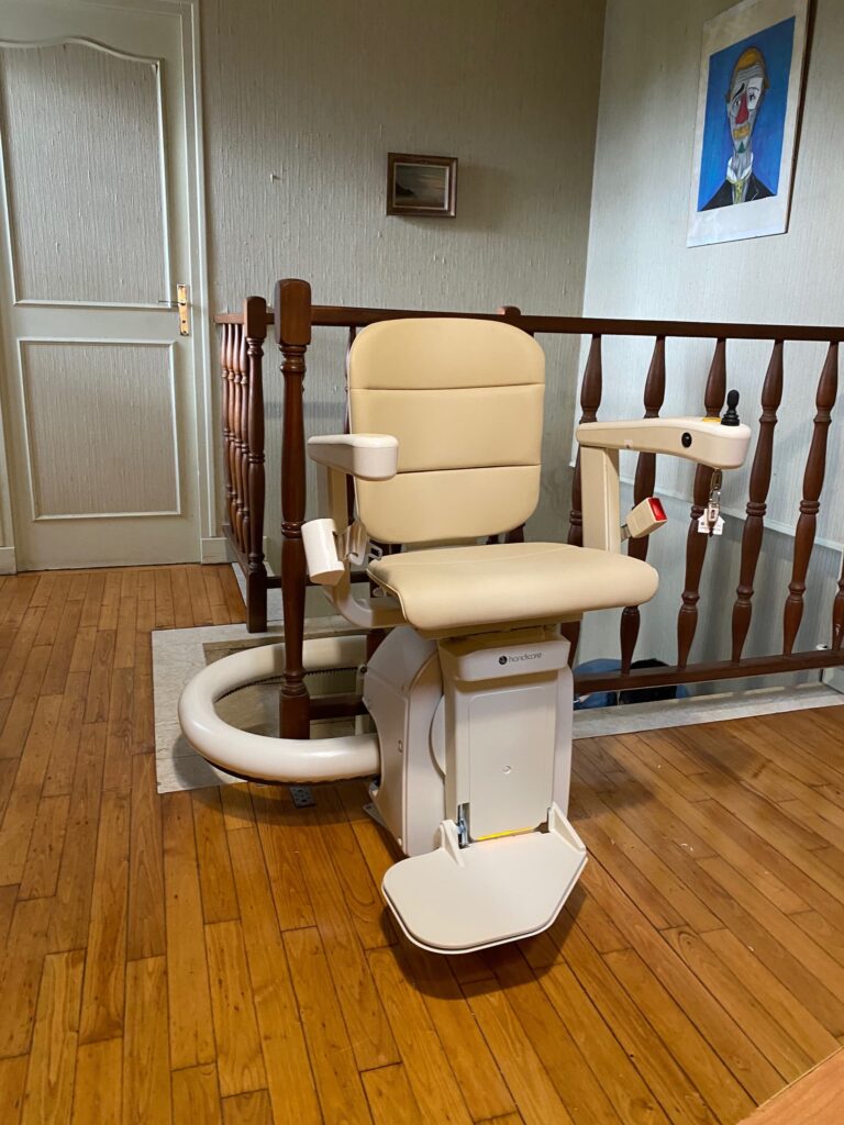 Monte-escalier courbe électrique installé à Chelles dans le 77