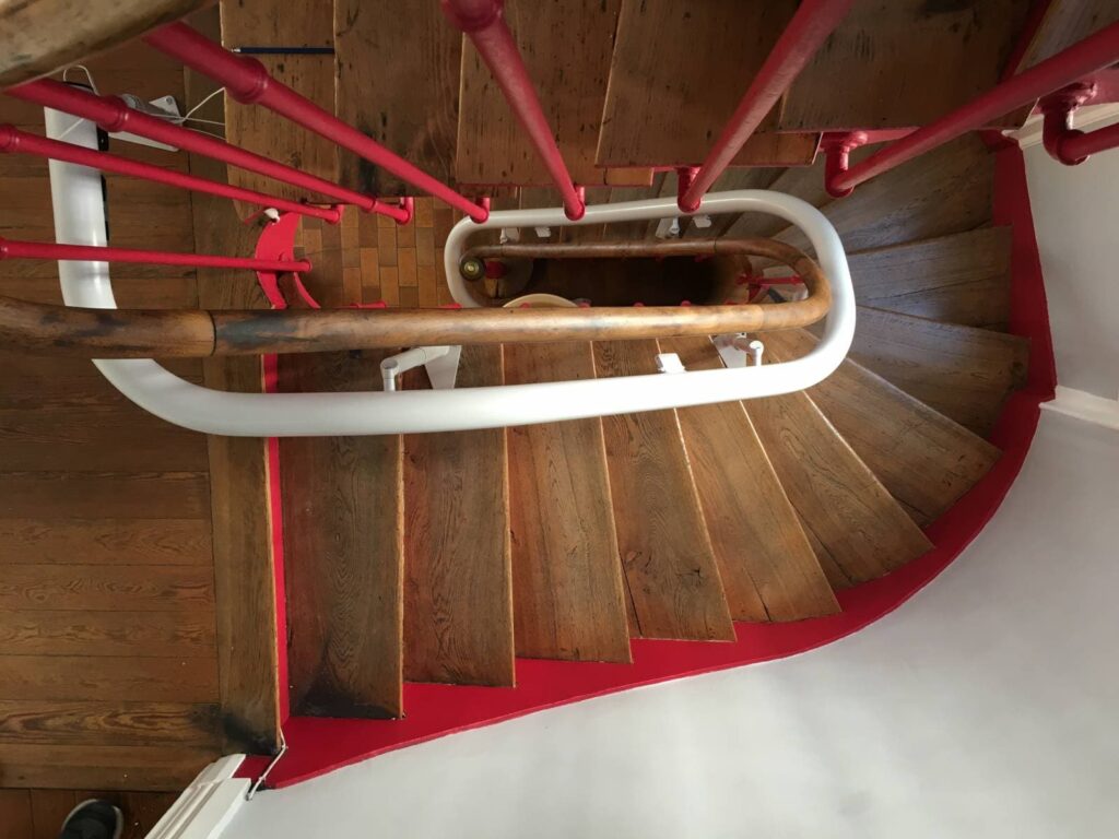 Installation d’un monte-escaliers monorail électrique sur plusieurs étages à ANTONY 92 Hauts de Seine