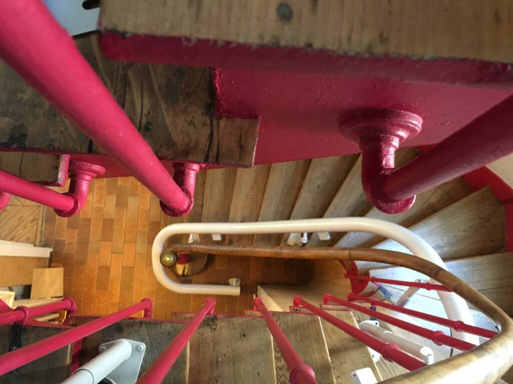 Installation d’un monte-escaliers monorail électrique sur plusieurs étages à ANTONY 92 Hauts de Seine