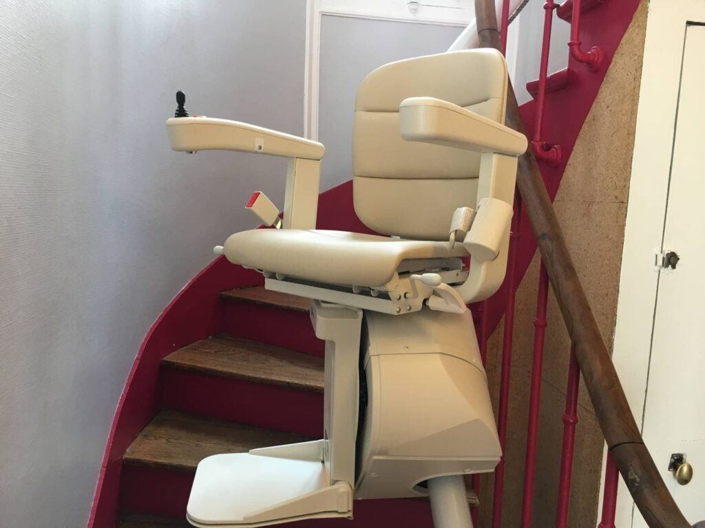 Installation d’un monte-escaliers monorail électrique sur plusieurs étages à ANTONY 92 Hauts de Seine