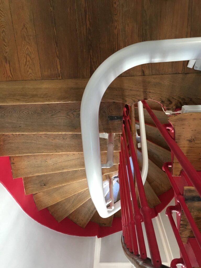 Installation d’un monte-escaliers monorail électrique sur plusieurs étages à ANTONY 92 Hauts de Seine