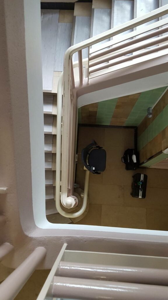 Installation d’un siège monte-escaliers électrique sur plusieurs étages sur des marches en marbre à la Mairie de SURESNES 92 Hauts de Seine