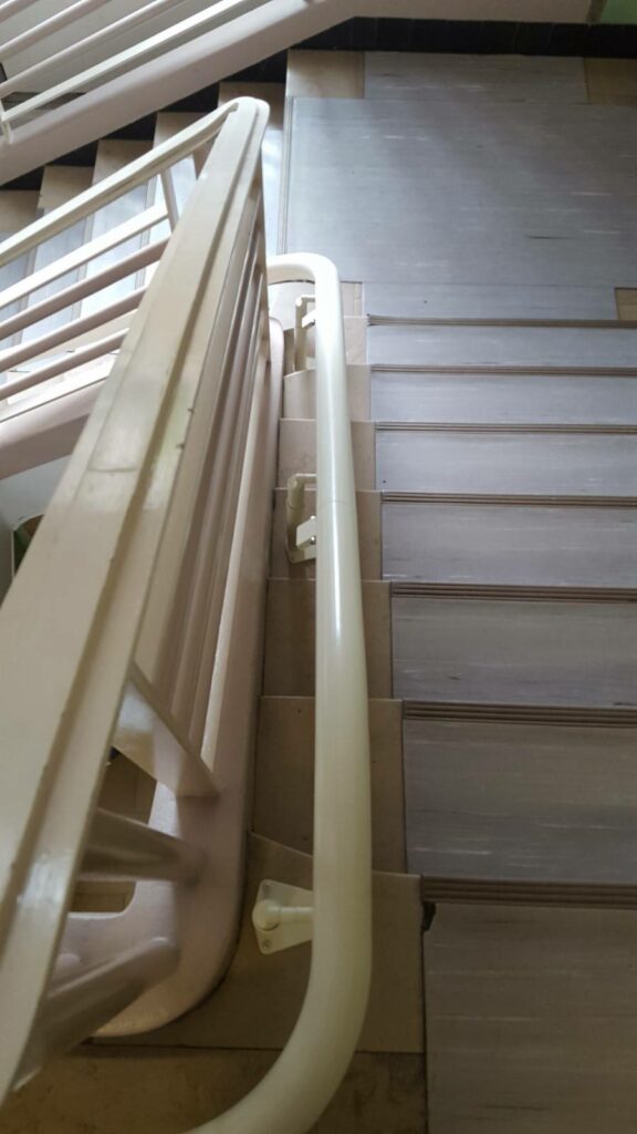 Installation d’un siège monte-escaliers électrique sur plusieurs étages sur des marches en marbre à la Mairie de SURESNES 92 Hauts de Seine