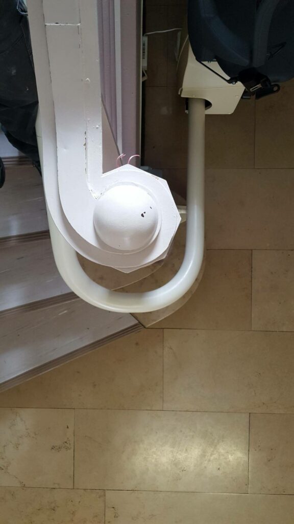 Installation d’un siège monte-escaliers électrique sur plusieurs étages sur des marches en marbre à la Mairie de SURESNES 92 Hauts de Seine