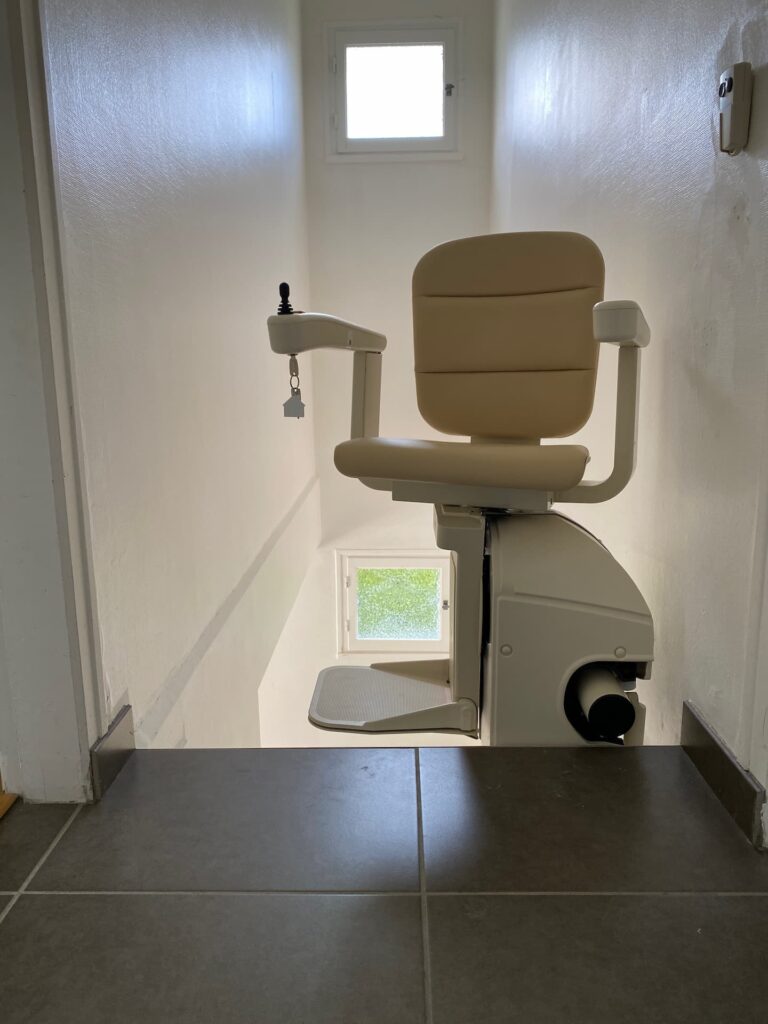 Installation monte escalier courbe Les Grands Meurgers