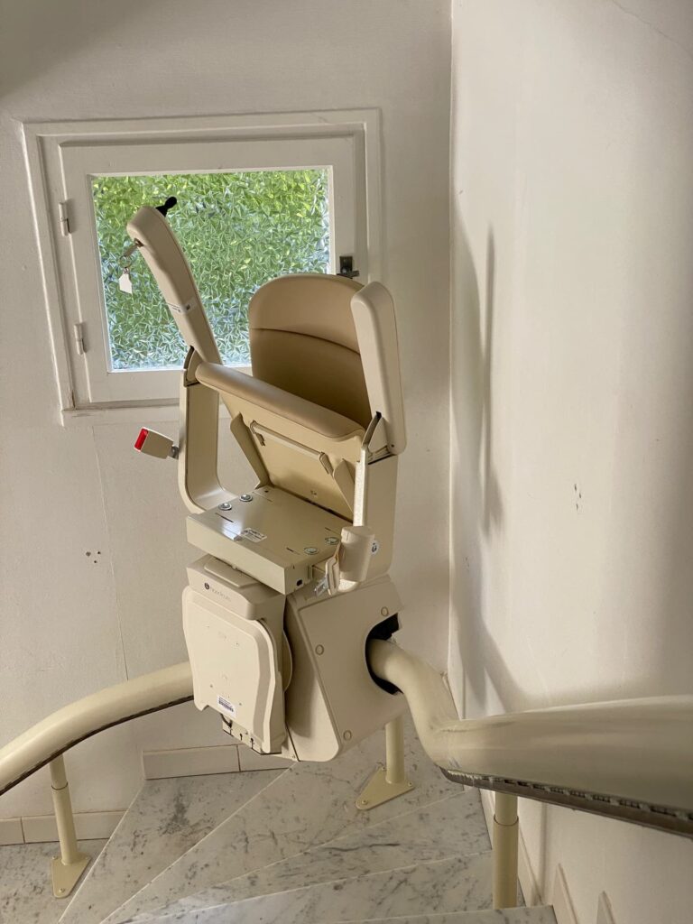 Installation monte escalier courbe Les Grands Meurgers