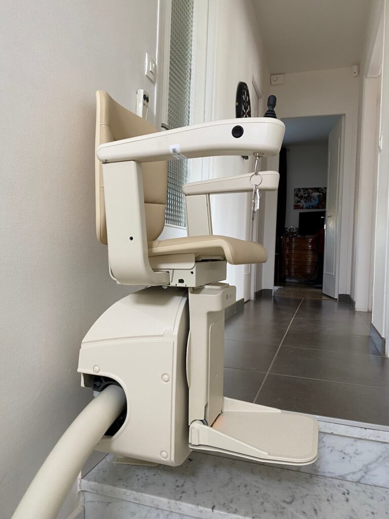 Monte-escalier avec assise beige