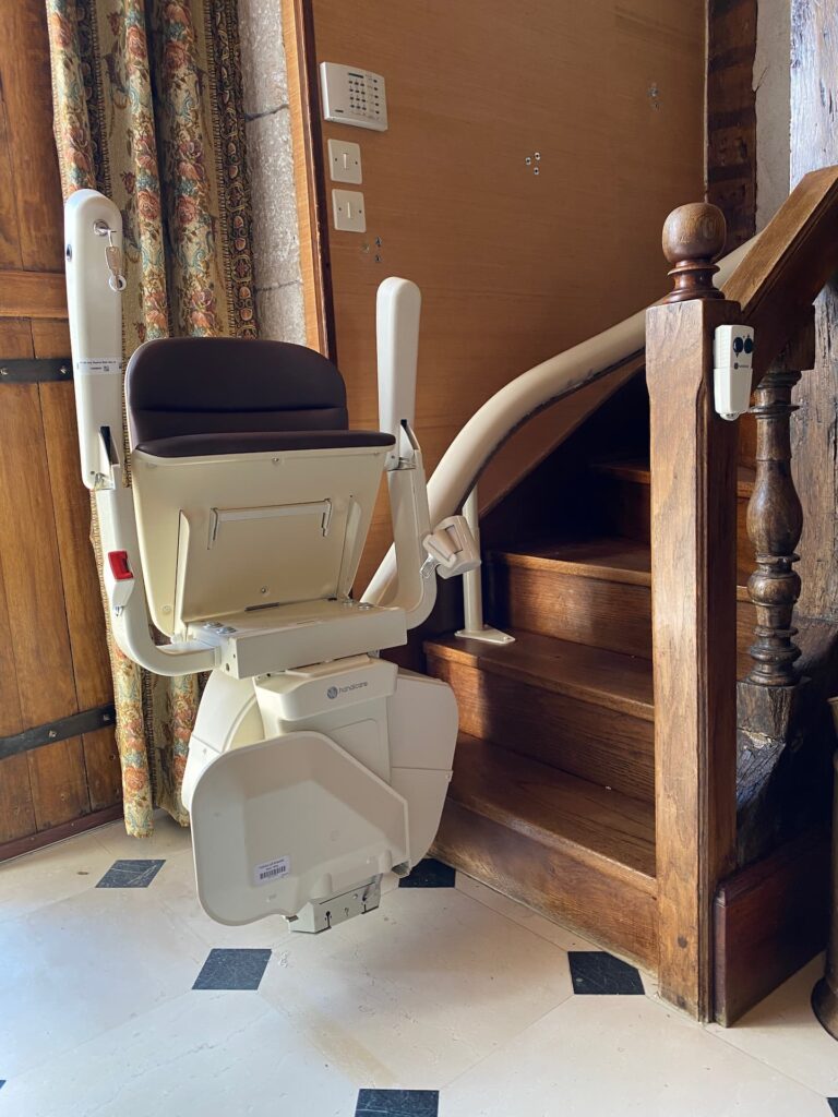 Installation monte escalier courbe à Beaugency