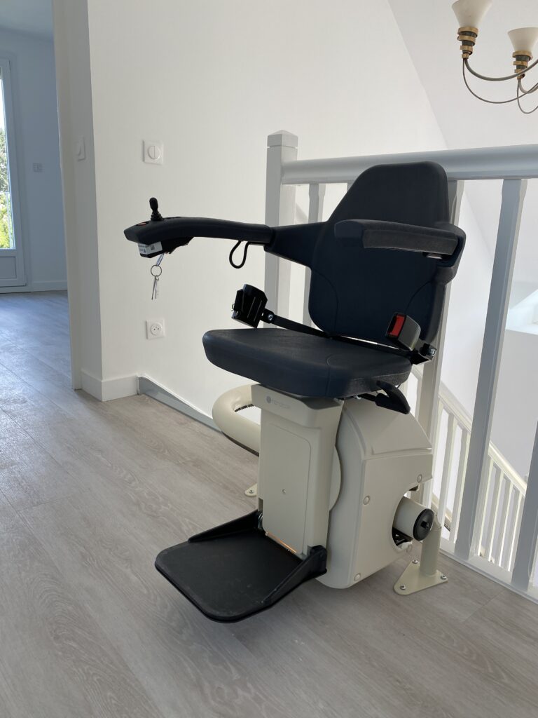 Monte-escalier courbe électrique en haut d'un escalier