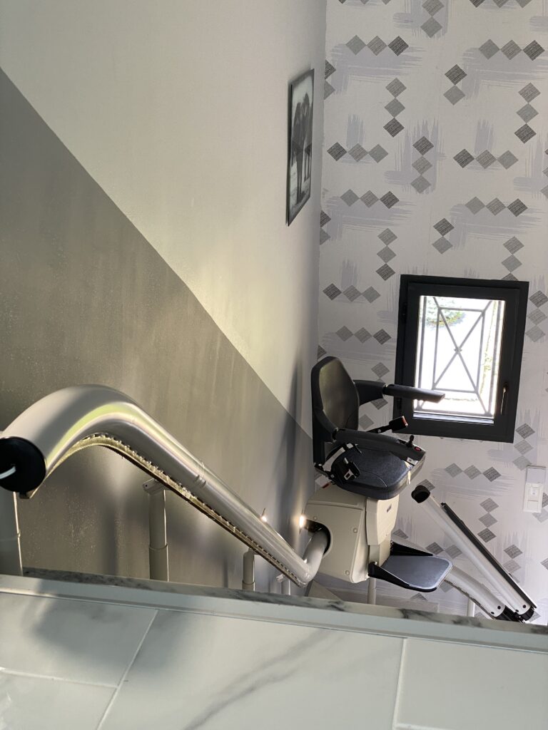 Monte-escalier courbe installé sur un escalier en marbre