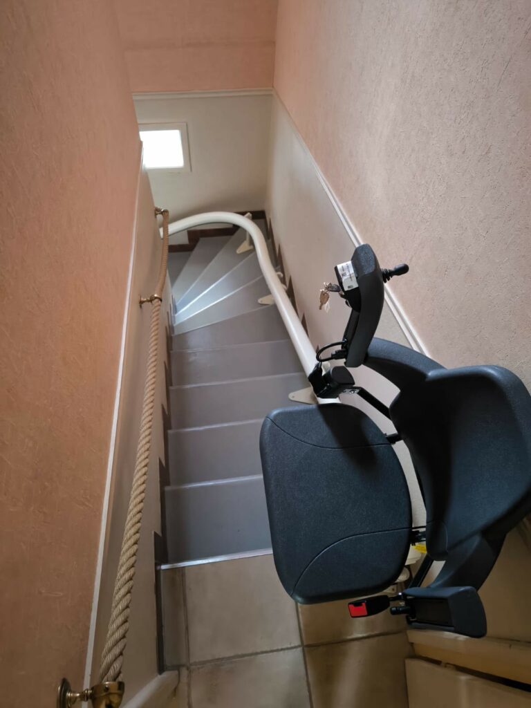 Installation monte escalier courbe à Joigny (Yonne 89)